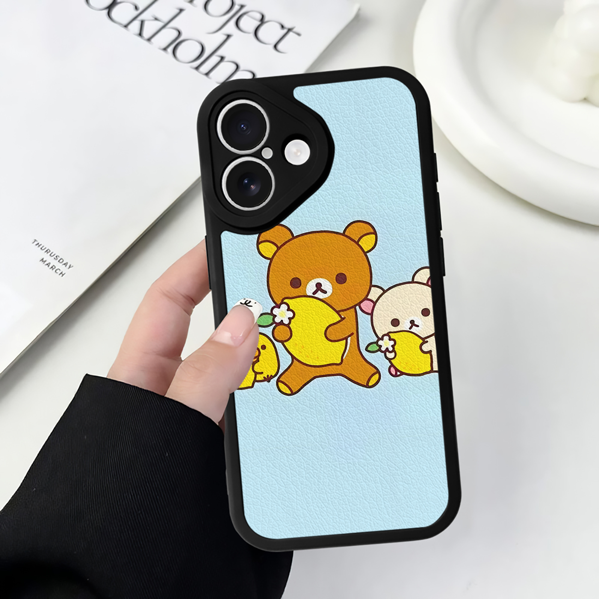 （画像用） リラックマ リラックマ キイロイトリ Rilakkuma Korilakkuma Kiiroitori 【iPhone 16シリーズ対応】シリコンスマホケース（レザー調） 材質：シリコン